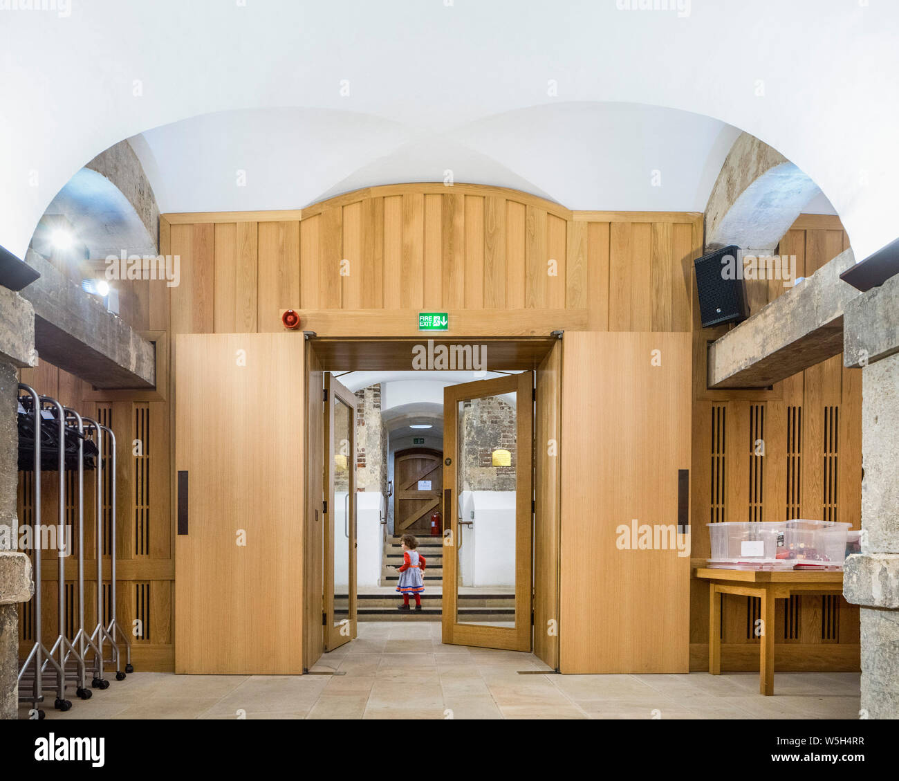 Entrata e area di deposito della cripta. La cripta della Chiesa di Cristo Spitalfields, Londra, Regno Unito. Architetto: Dow Jones architetti, 2018. Foto Stock