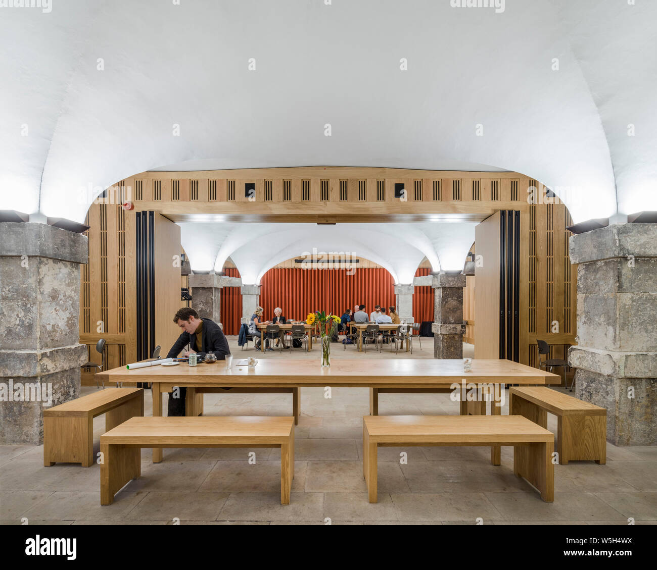 Da cafe per le prestazioni dello spazio. La cripta della Chiesa di Cristo Spitalfields, Londra, Regno Unito. Architetto: Dow Jones architetti, 2018. Foto Stock