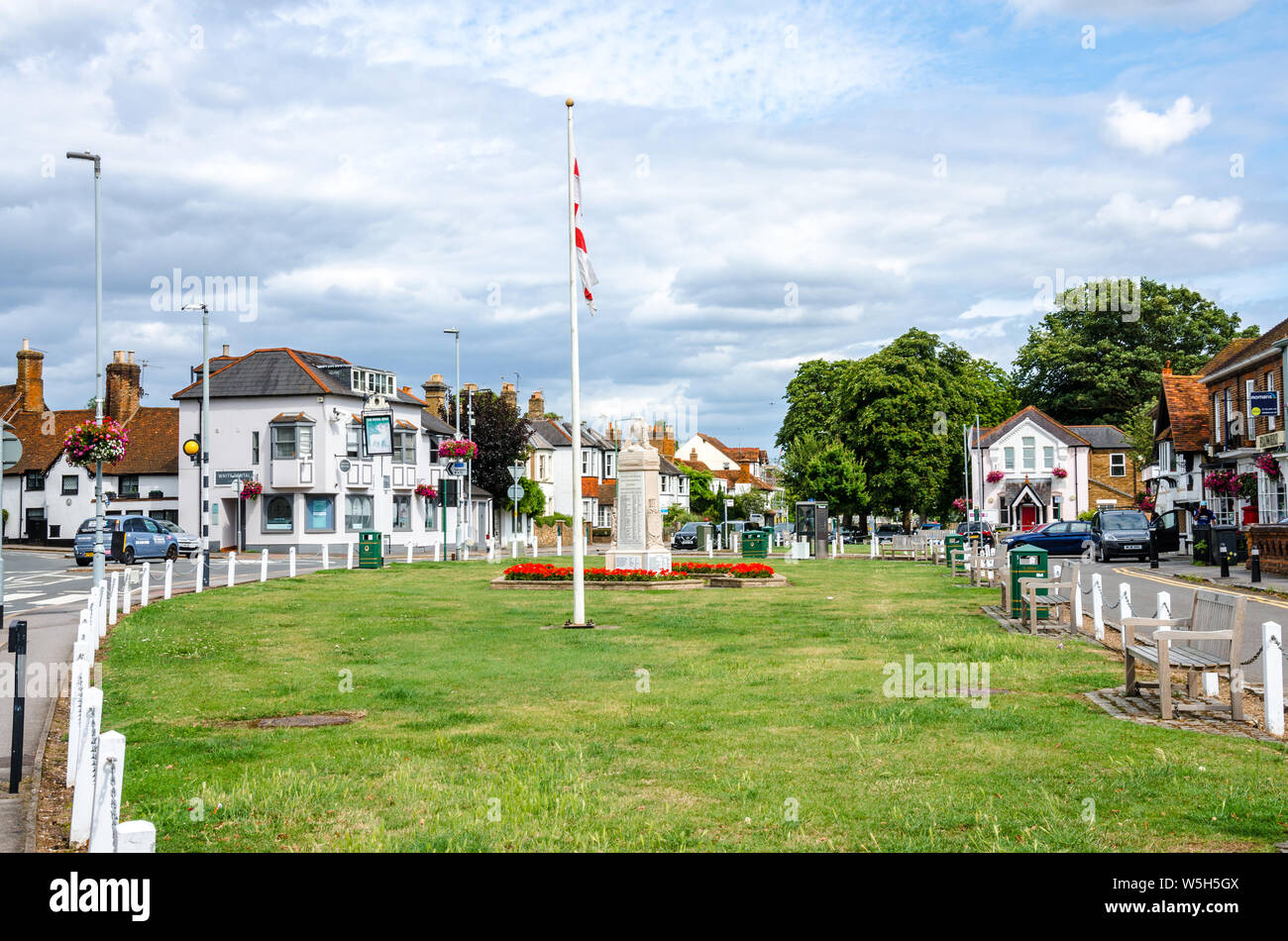 Datchet Memoriale di guerra si erge nel mezzo di un verde nel centro del villaggio di Datchet in Berkshire, Regno Unito Foto Stock