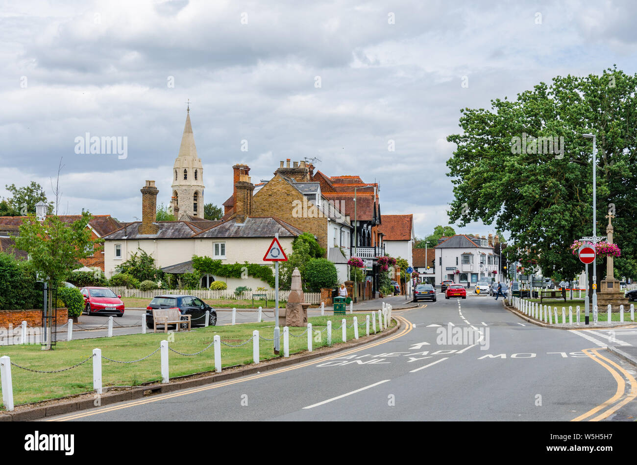 Una vista lungo la strada di Slough guardando verso il centro del villaggio di Datchet in Berkshire, Regno Unito Foto Stock