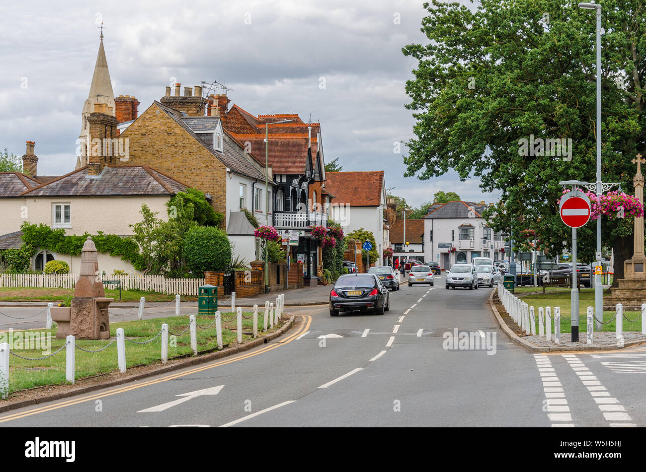 Una vista lungo Slough Road nel centro del villaggio di Datchet in Berkshire, Regno Unito Foto Stock