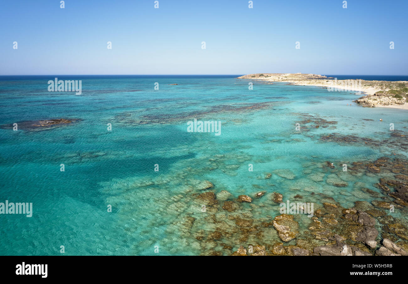 Antenna bird's-eye da fuco su Elafonisi spiaggia sabbiosa a Creta. Elafonissi è uno dei più noti MONDO spiagge ed è famosa per la sabbia rosa. Ki Foto Stock