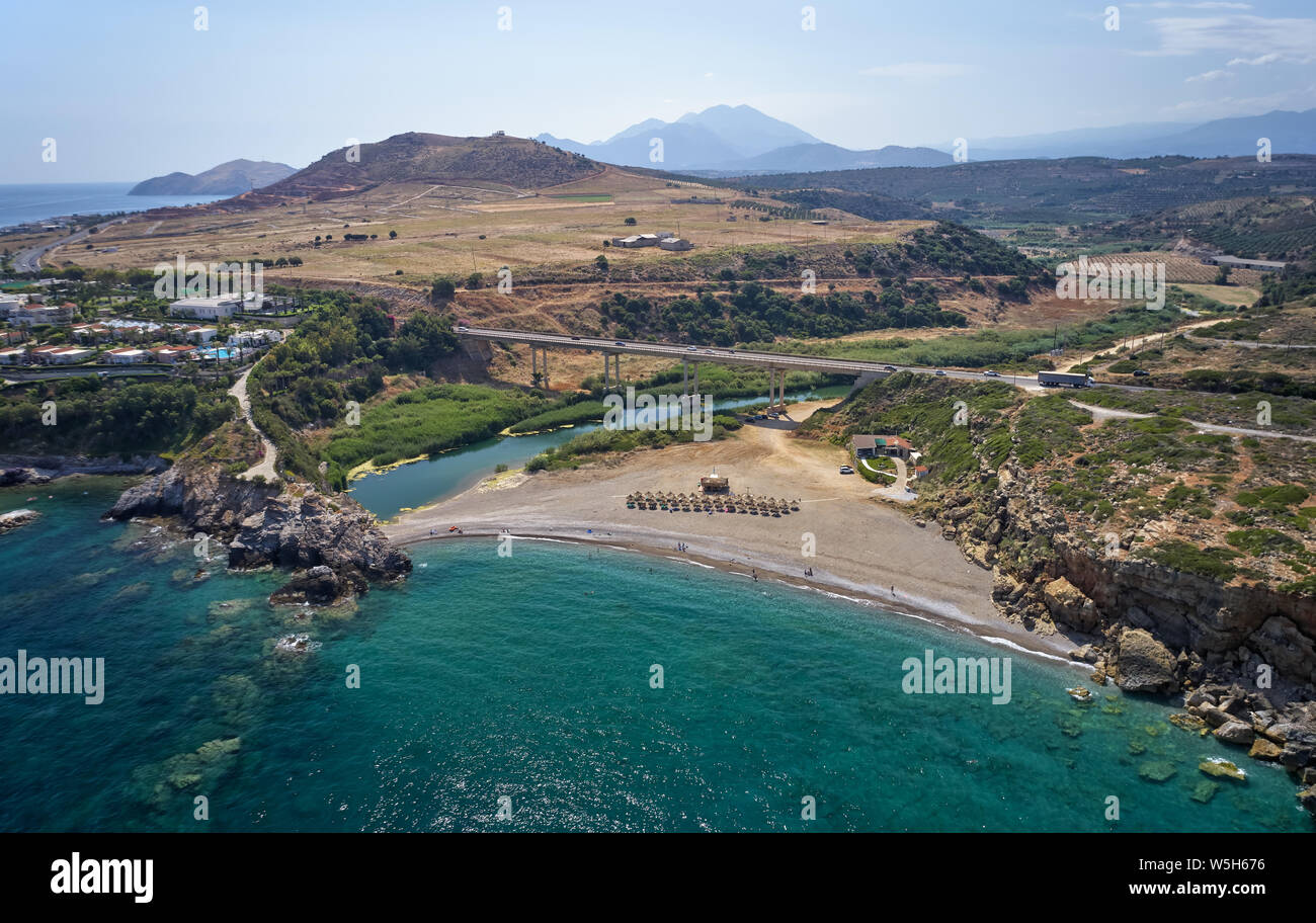 Vista aerea da fuco sulla spiaggia Geropotamos e ponte stradale sul fiume a Creta Grecia RETHIMNO prefettura. Foto Stock