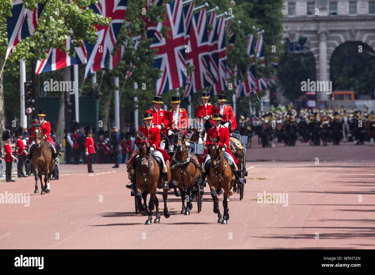 Trooping il colore, la regina il compleanno Parade celebrazioni fuori Buckingham Palace, Central London, England Regno Unito Foto Stock
