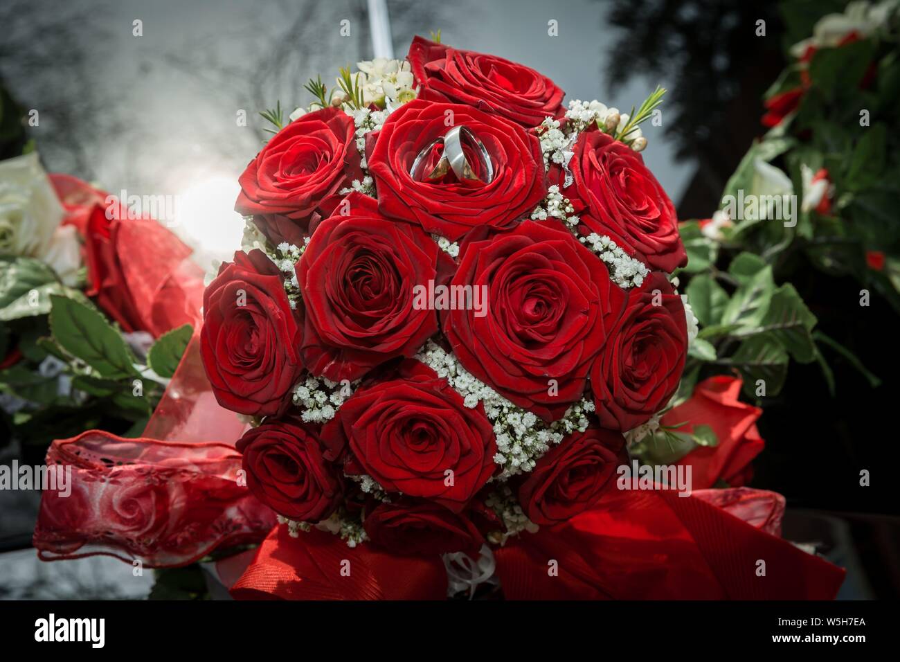 Foto simbolico sul tema del matrimonio e matrimoni. Uppiger decorazioni floreali su auto nozze. Le fedi sono un simbolo di lealtà al supporto di persone, cioè i coniugi. | Utilizzo di tutto il mondo Foto Stock