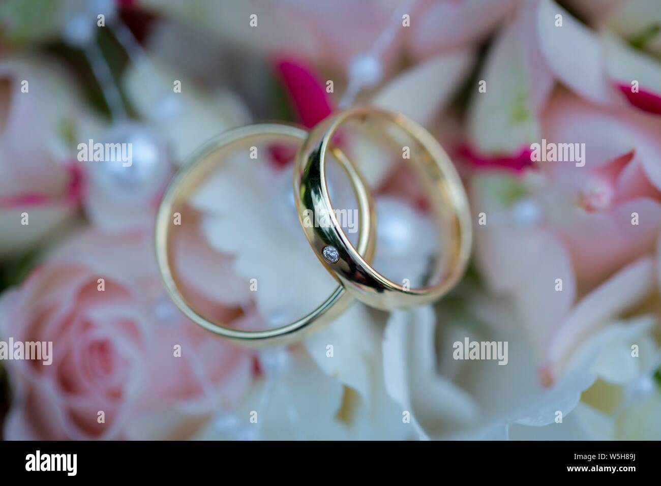 Foto simbolico sul tema del matrimonio e matrimoni. Le fedi sono un simbolo di lealtà al supporto di persone, cioè i coniugi. | Utilizzo di tutto il mondo Foto Stock