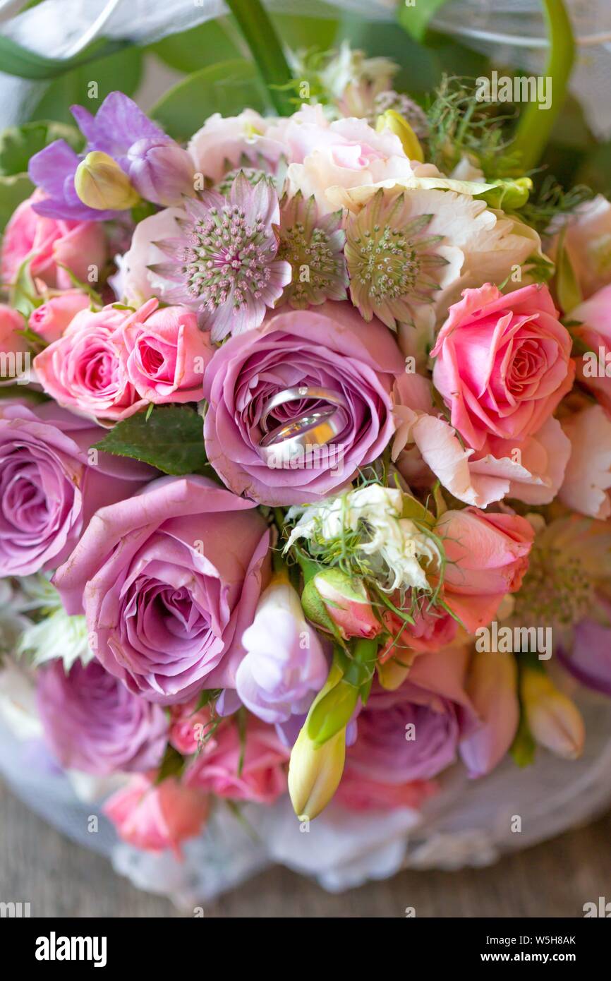 Foto simbolico sul tema del matrimonio e matrimoni. Tradizionalmente, bouquet della sposa appartiene a ogni matrimonio. Le fedi sono un simbolo di lealtà al supporto di persone, cioè i coniugi. | Utilizzo di tutto il mondo Foto Stock