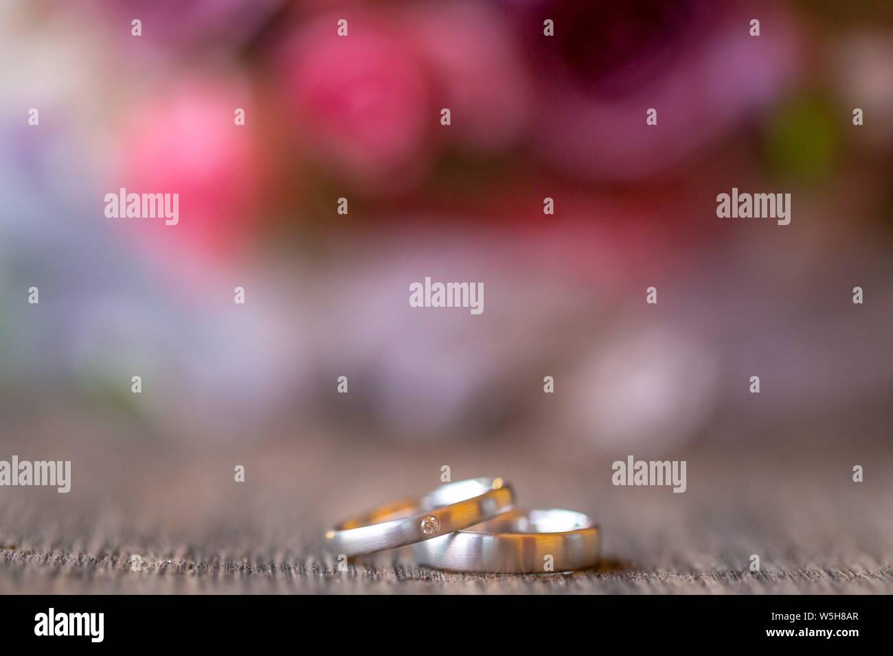 Foto simbolico sul tema del matrimonio e matrimoni. Le fedi sono un simbolo di lealtà al supporto di persone, cioè i coniugi. | Utilizzo di tutto il mondo Foto Stock