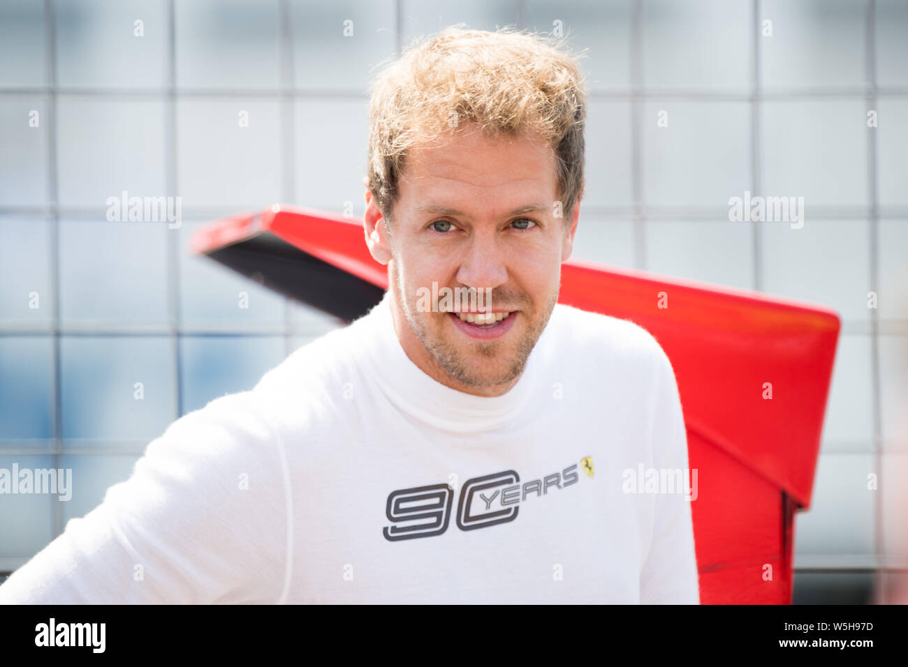 Sebastian Vettel (GER, la Scuderia Ferrari missione vagli) sorrisi dopo ha salutato i tifosi sulla classifica principale, ha salutato, Tribuene, TribÃ ne, mezza lunghezza ritratto, laughsd, lÃ chelnd, lÃ cheln, lÃ chelnd, risate, le espressioni del viso, 2 prove libere in pit lane su 26.07. 2019, Formula 1 Gran Premio di Germania a Hockenheim/Germania Da 26.07. - 28.07.2019, stagione2019, | Utilizzo di tutto il mondo Foto Stock