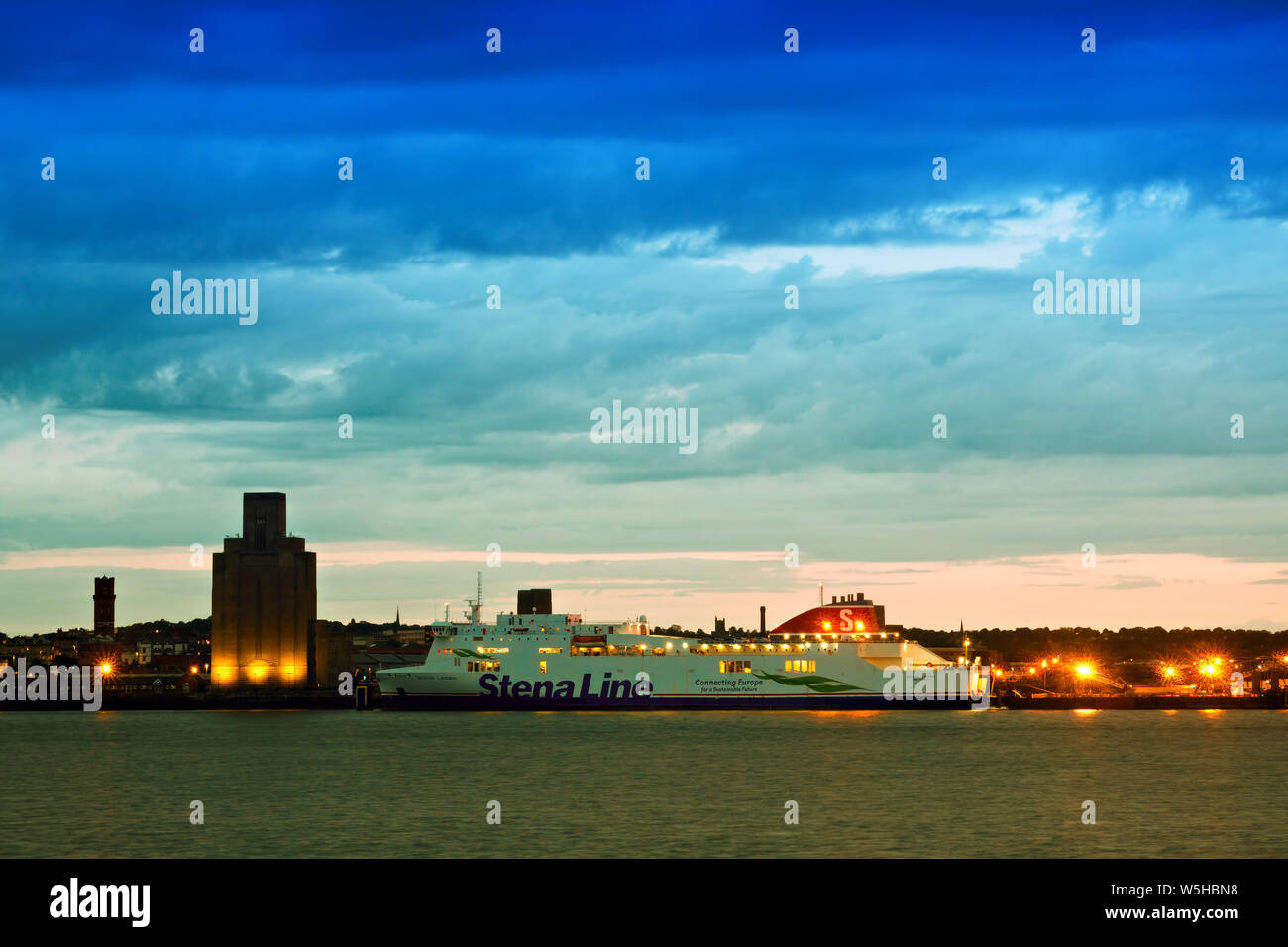 Stena Line Belfast a Birkenhead traghetto Stena Logan a berth in Birkenhead sul fiume Mersey al crepuscolo Foto Stock