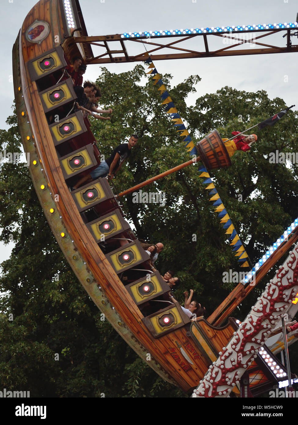 Persone su una nave pirata ride, Svilajnac, Serbia, Europa - Foto Stock