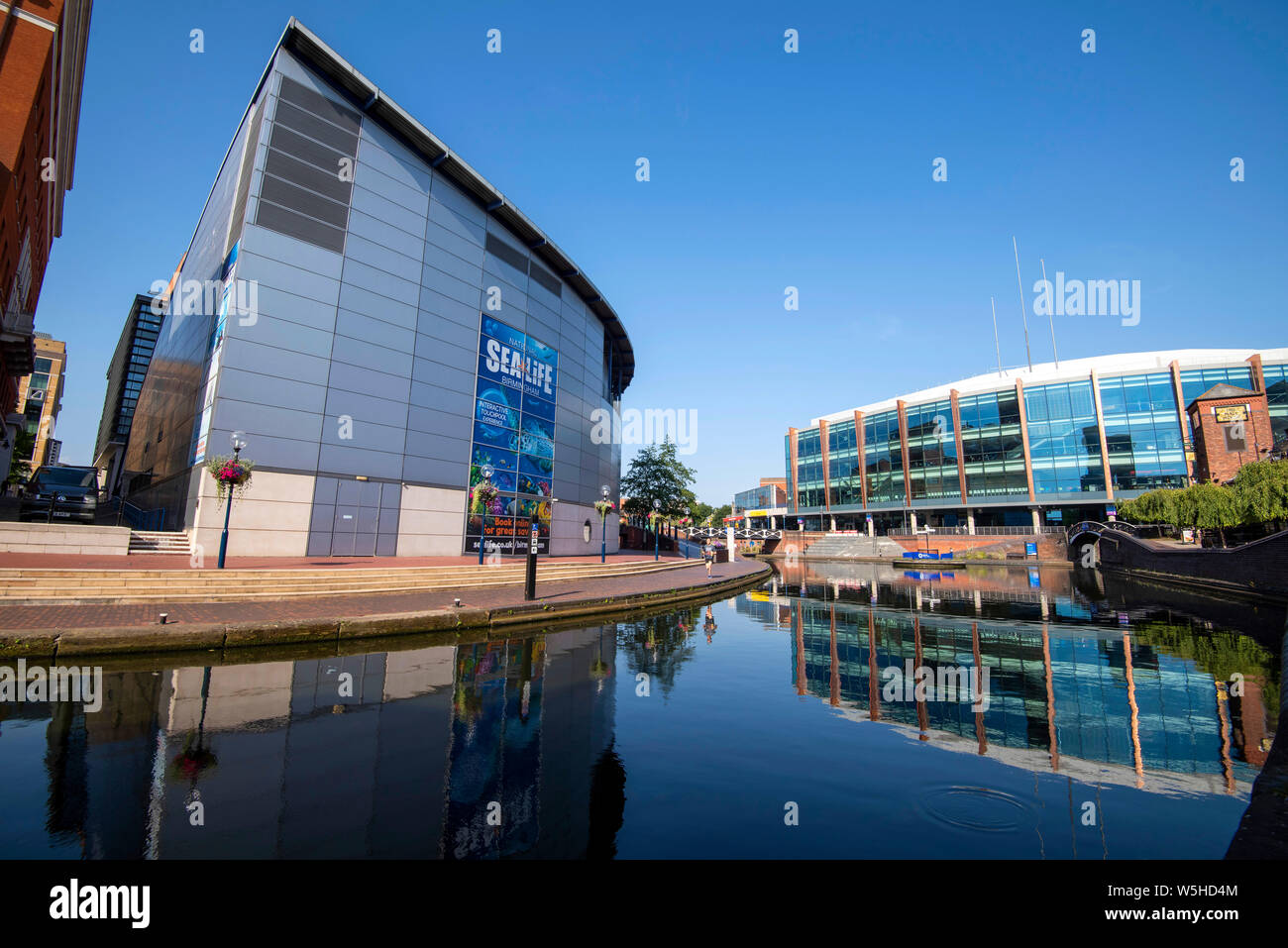 Il Sea Life Centre e Arena di Birmingham si riflette nel canal, Birmingham City West Midlands England Regno Unito Foto Stock