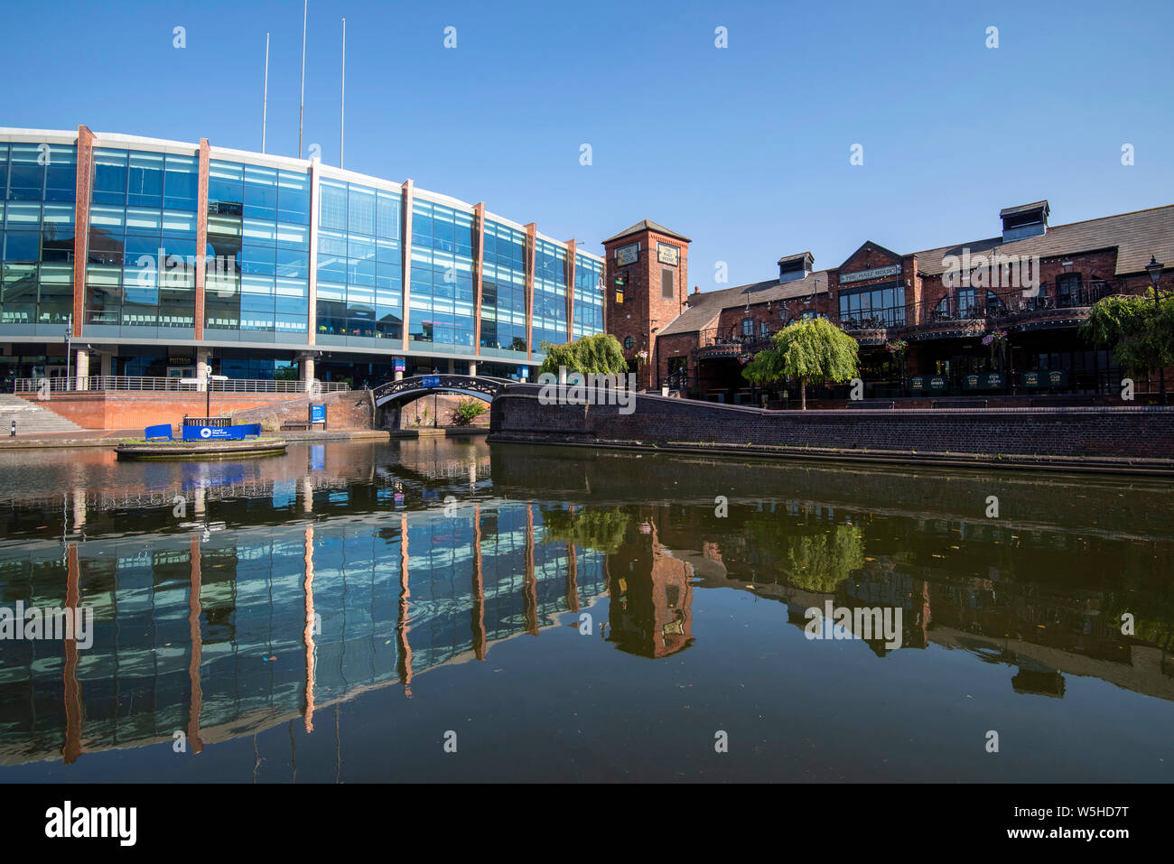 Arena di Birmingham si riflette nel canal, Birmingham City West Midlands England Regno Unito Foto Stock