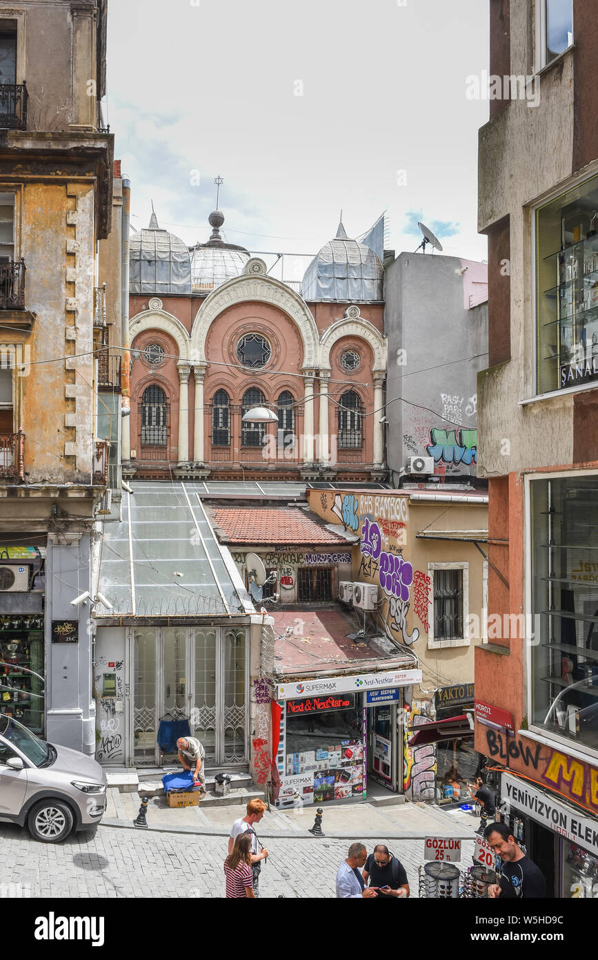 Vista esterna di Ashkenazi sinagoga fu fondata dagli ebrei di origine austriaca nel 1900 e si trova in Beyoglu, Istanbul, Turchia.25 Luglio 2019 Foto Stock