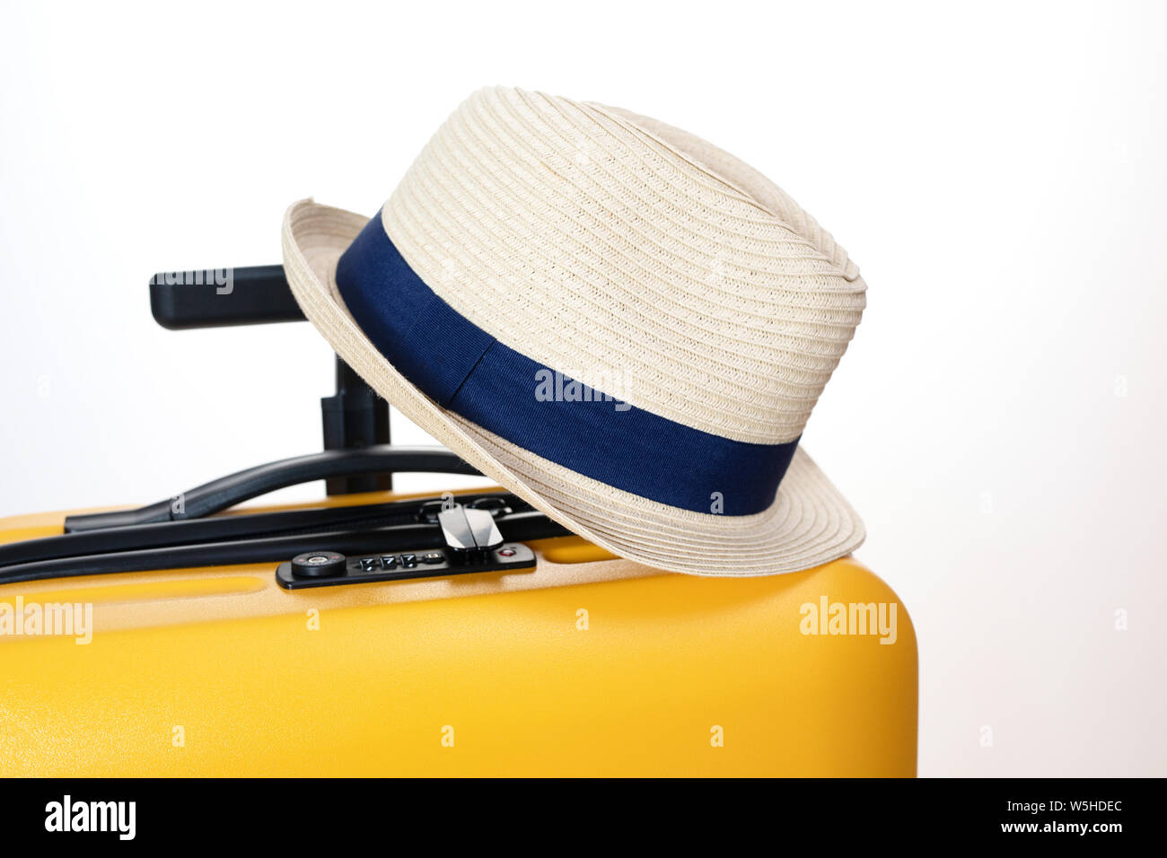 Cappello di paglia appesi sulla maniglia di valigia. Divertimento outdoor concept Foto Stock