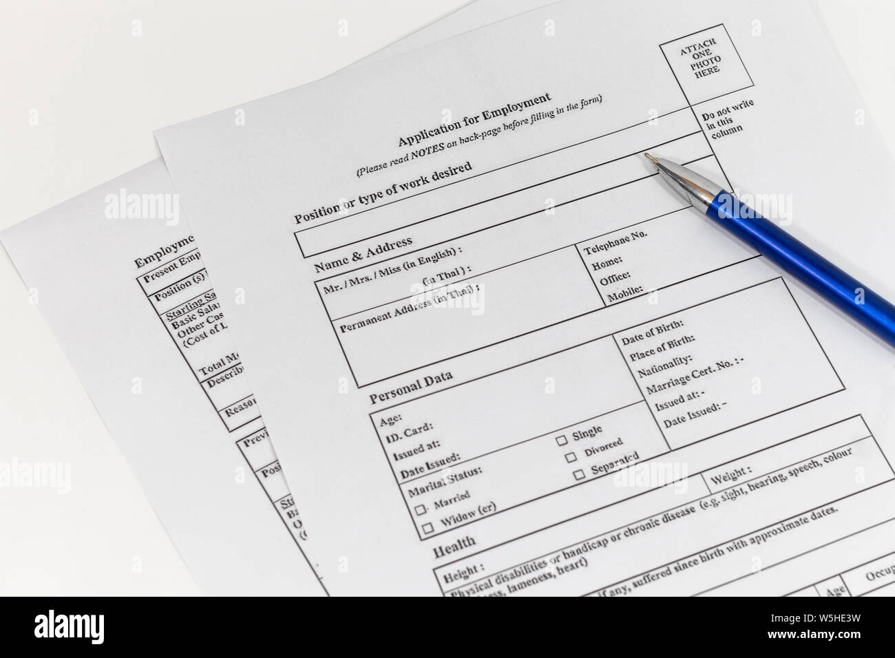 Penna collocato sulla domanda di lavoro documento, sotto forma di applicazione del concetto. Foto Stock