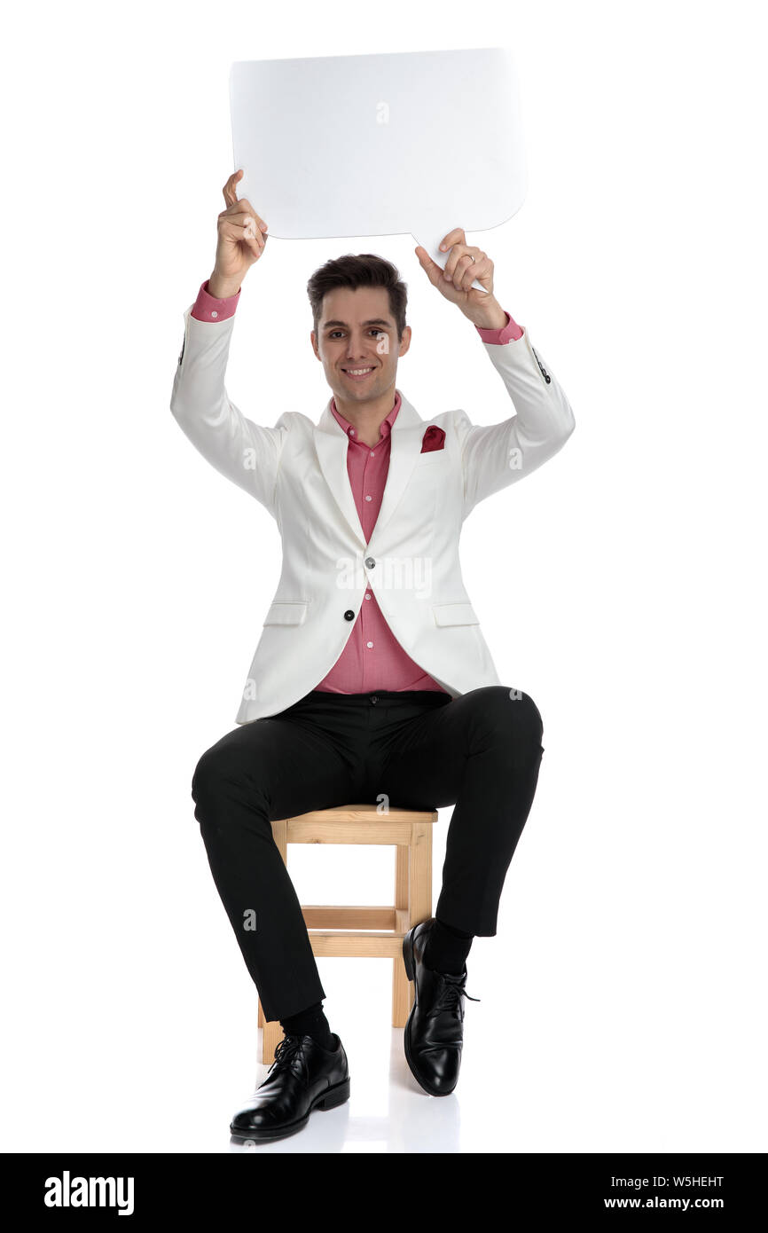 Sorridente imprenditore moderno azienda discorso bolla in aria su sfondo bianco Foto Stock