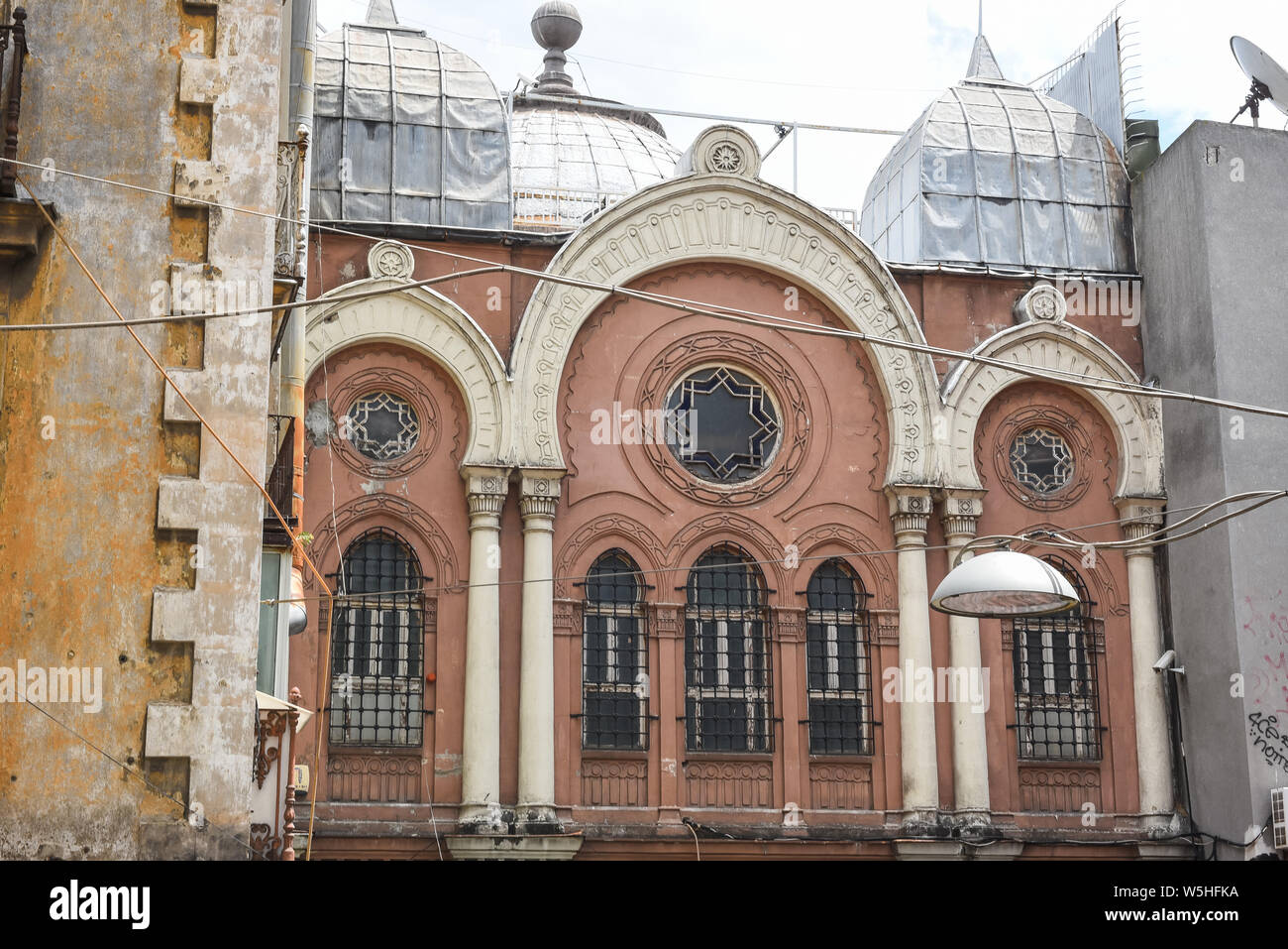 Vista esterna di Ashkenazi sinagoga fu fondata dagli ebrei di origine austriaca nel 1900 e si trova in Beyoglu, Istanbul, Turchia.25 Luglio 2019 Foto Stock