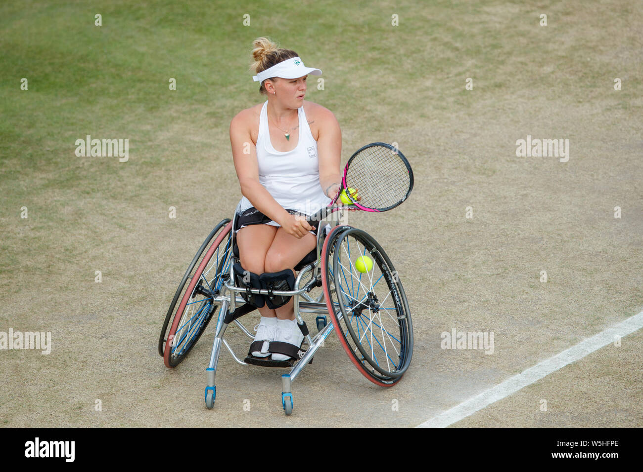 Jordanne Whiley di GB giocare tennis in carrozzina ai campionati , Wimbledon 2019 Foto Stock