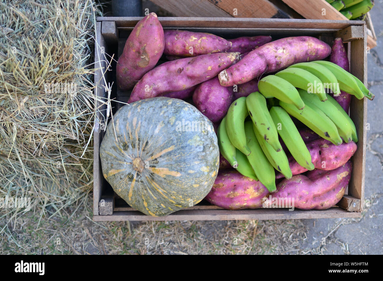 Banane verdi, di zucca e patate dolci rustici in casse di legno Foto Stock