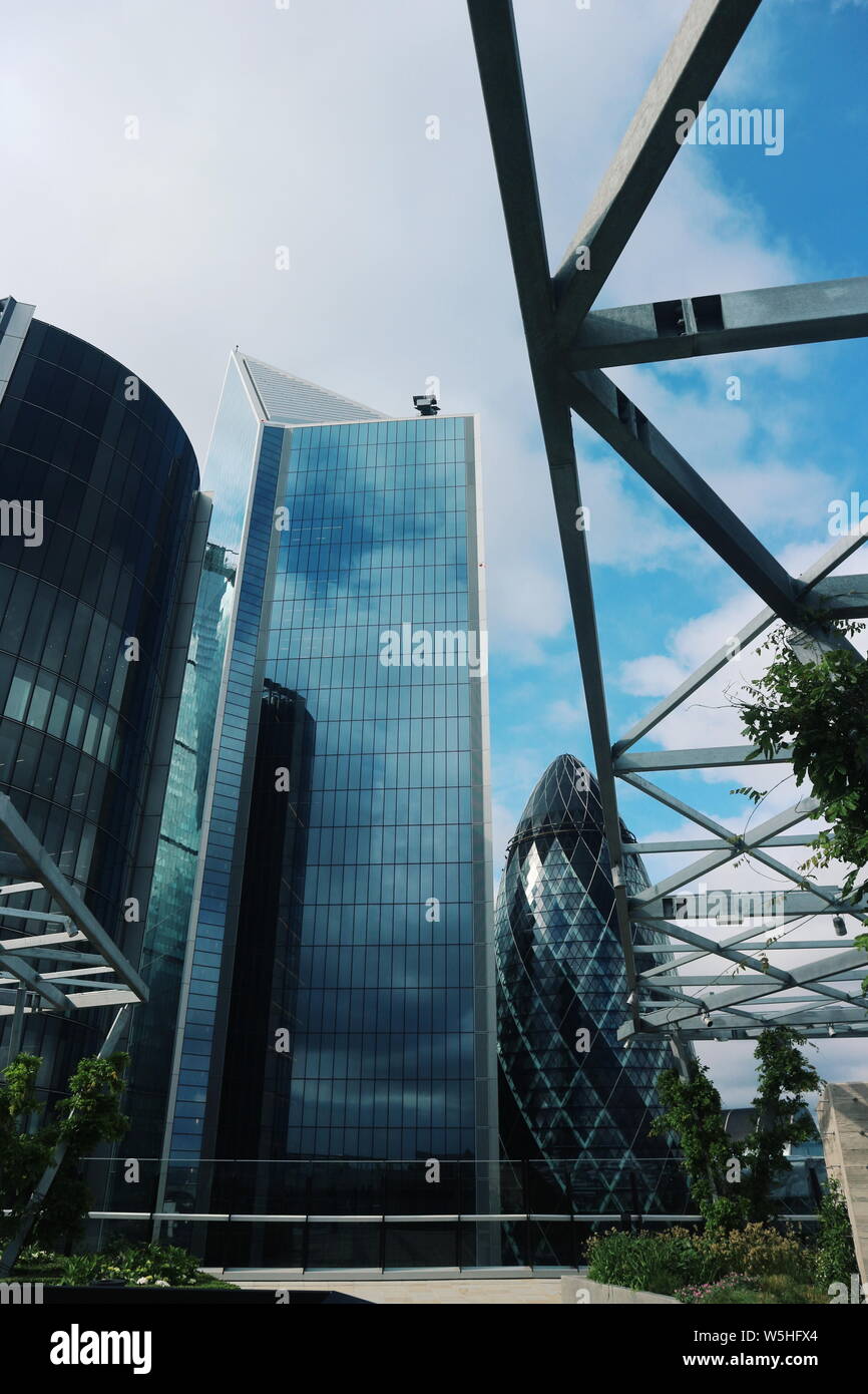 Grattacieli, compreso il Gherkin, girato da un giardino sul tetto in Londra, Regno Unito. Foto Stock