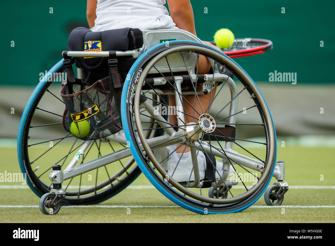 Dettaglio generico del tennis su sedia a rotelle con il giocatore Yui Kamiji del Giappone. I campionati di Wimbledon , 2019 Foto Stock