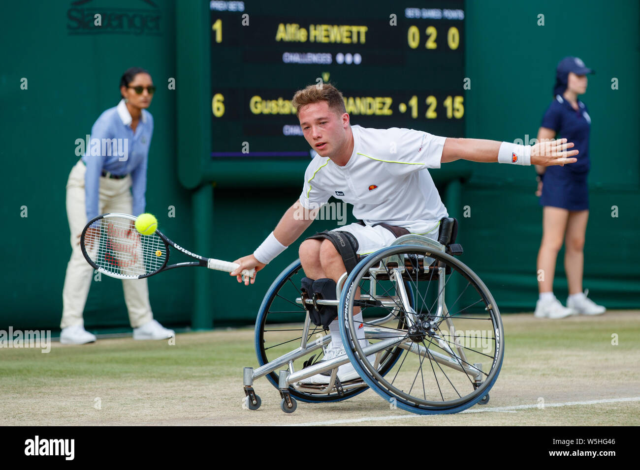 Alfie Hewett di GB in azione durante una sedia a rotelle match di tennis ai campionati , Wimbledon 2019 Foto Stock