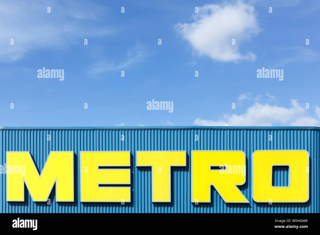Lione, Francia - 25 Settembre 2015: Metro logo su una facciata di un supermercato Foto Stock