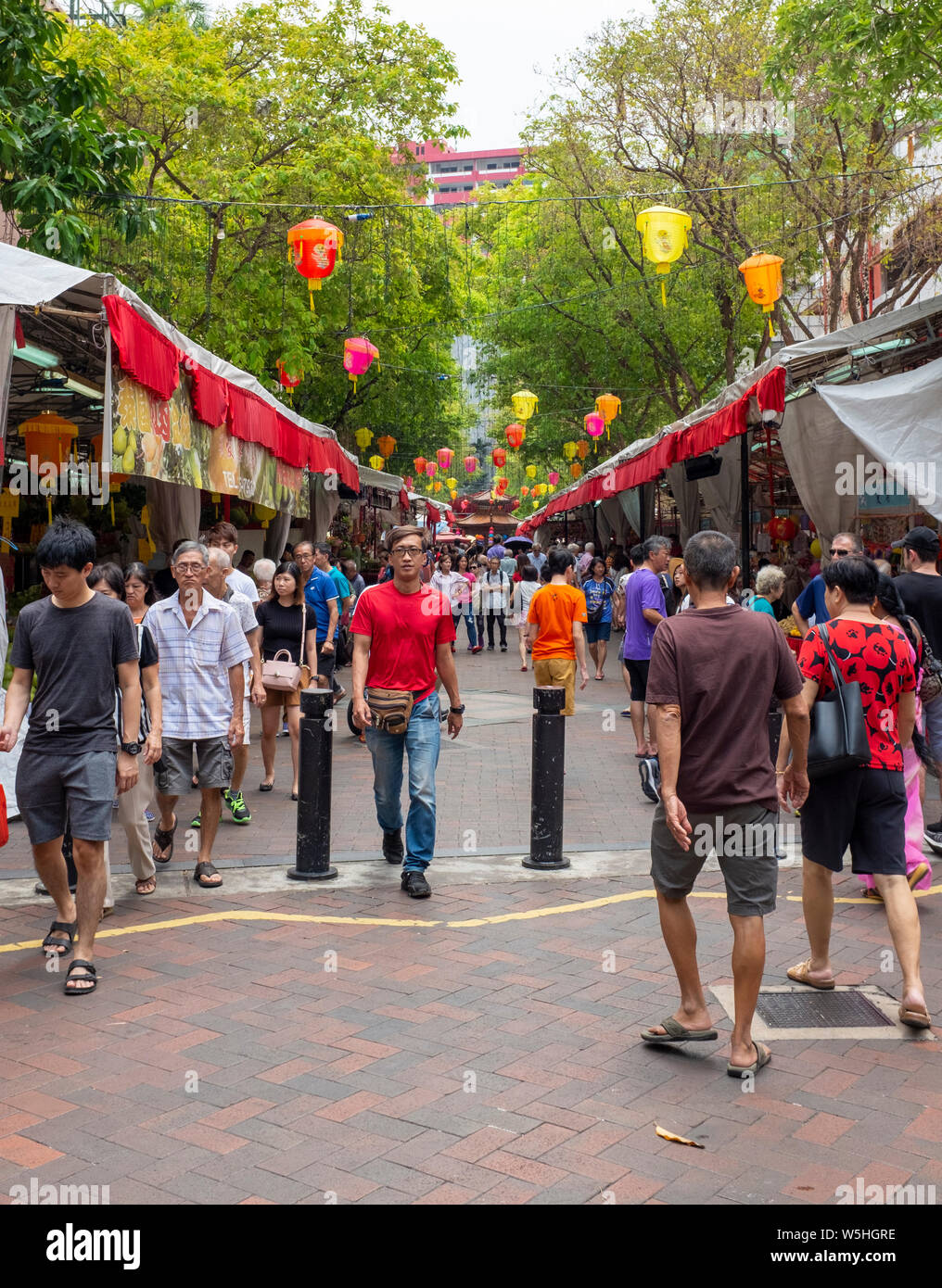 La gente in una popolare strada del mercato di Singapore Foto Stock