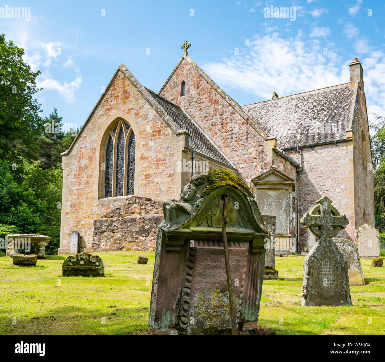 Humbie Parish Church, East Lothian, Scozia, Regno Unito nella soleggiata giornata estiva con vecchie lapidi nel cimitero Foto Stock