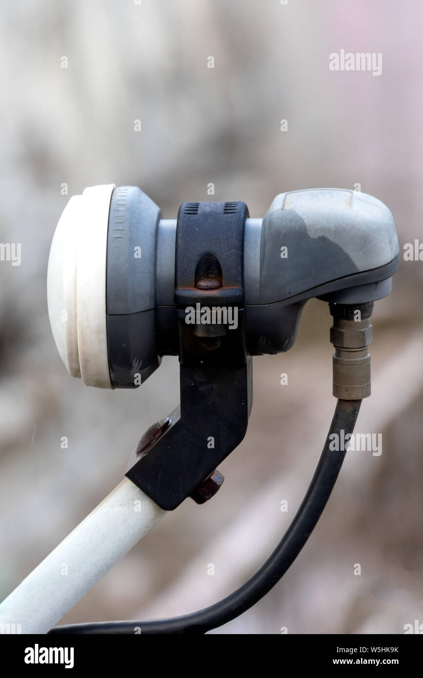LNB della parabola satellitare installato con piatto. Foto Stock