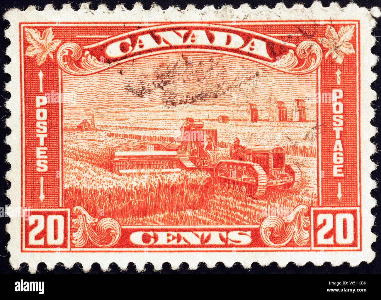 Macchinari per la mietitura del frumento sul vecchio canadian francobollo Foto Stock