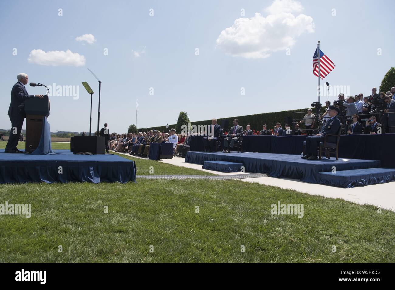 Vice Presidente Mike Pence parla durante una piena onori nella cerimonia di benvenuto per il Segretario della Difesa il dottor Mark T. Esper, al Pentagono a Washington, D.C. Luglio 25, 2019, 25 luglio 2019. (DoD foto di Lisa Ferdinando). () Foto Stock