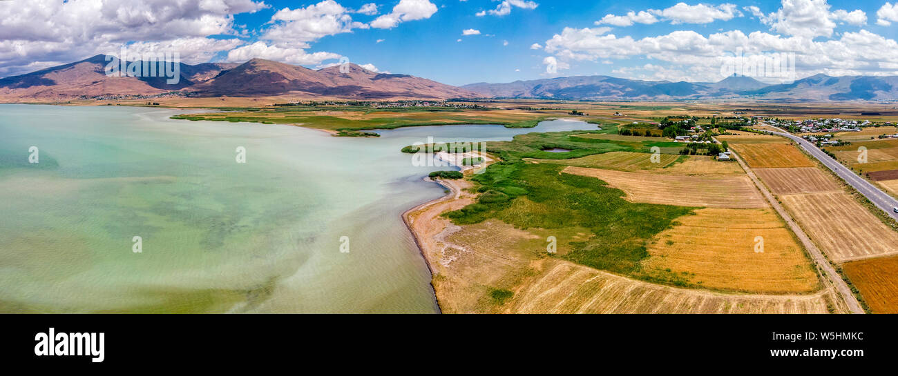 Vista aerea del lago di Van il lago più grande in Turchia, risiede nel lontano oriente del paese nelle province di Van e Bitlis. Campi e scogliere Foto Stock