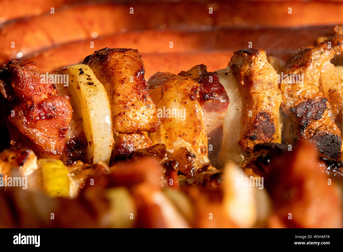 Close up shish kebab e salsicce Foto Stock