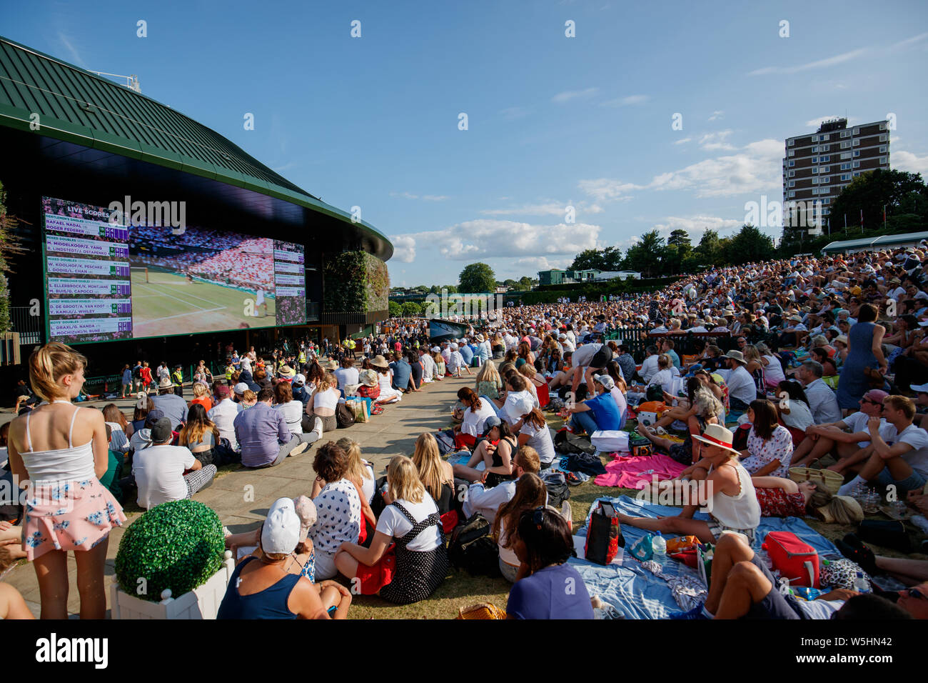 Gli appassionati e gli spettatori su Henman Hill , Murray tumulo o Aorangi Hill con il grande schermo sul No.1 Corte durante i campionati di Wimbledon 2019. Foto Stock
