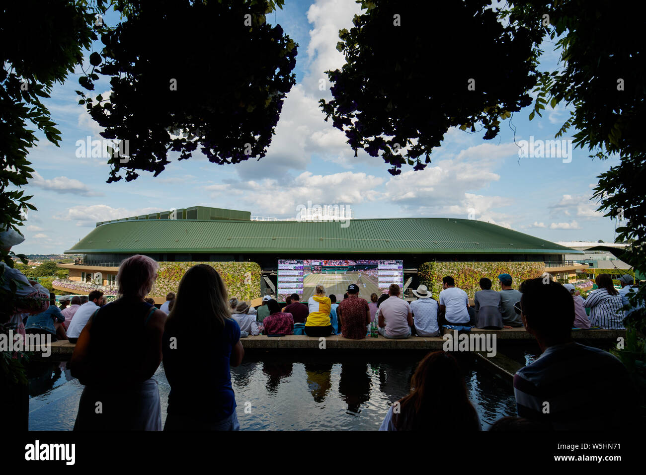 Gli appassionati e gli spettatori su Henman Hill , Murray tumulo o Aorangi Hill con il grande schermo sul No.1 Corte durante i campionati di Wimbledon 2019. Foto Stock