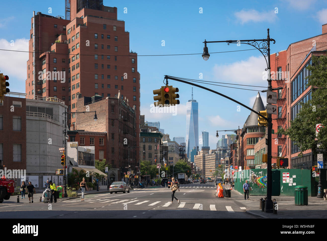 New York Street, vista la traversata a Greenwich Avenue e la Settima Avenue South con il WTC Freedom Tower in distanza, di New York City, Stati Uniti d'America. Foto Stock