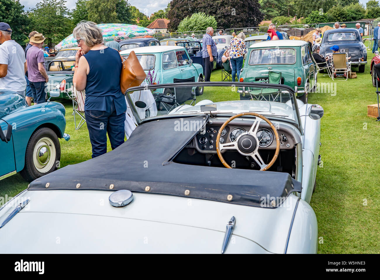 La vista posteriore di un bianco open top trionfo auto sportiva sul display all'annuale classic car show a Wroxham, Norfolk, Regno Unito Foto Stock