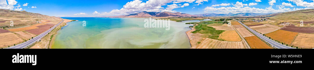 Vista aerea del lago di Van il lago più grande in Turchia, risiede nel lontano oriente del paese nelle province di Van e Bitlis. Campi e scogliere Foto Stock