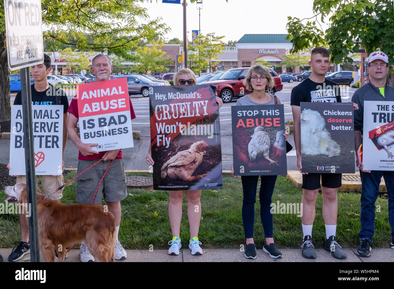 Alexandria, Virginia, USA. 7/28/2019. Più di 140 gente ha dimostrato al McDonald's. Vi è una crescente pressione sul McDonald's supply chain per consentire Foto Stock