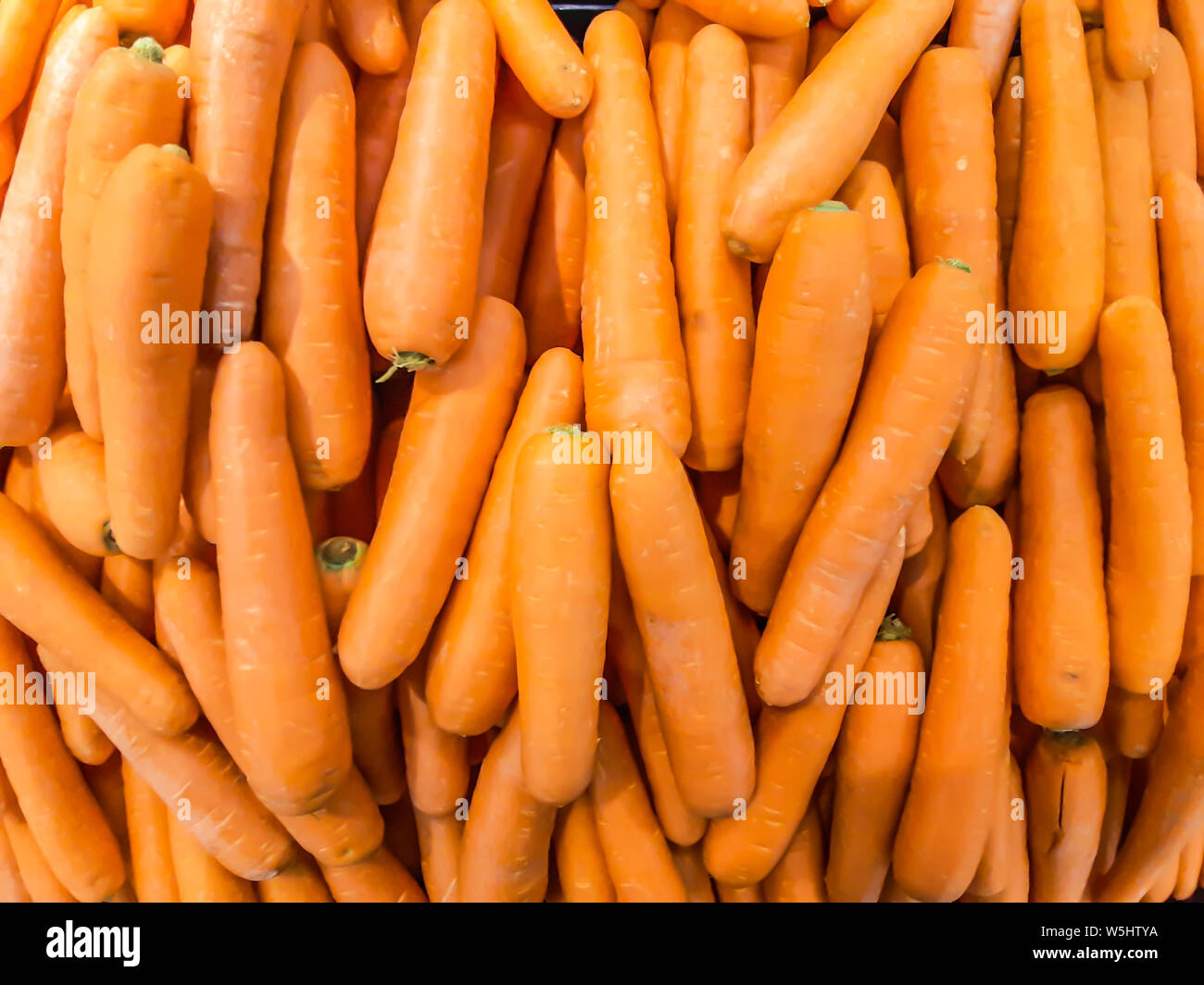 Organici di carota. Texture di sfondo fresche arance grandi carote, le carote sono un bene per la salute, sano mature carota per la preparazione di pasto Foto Stock