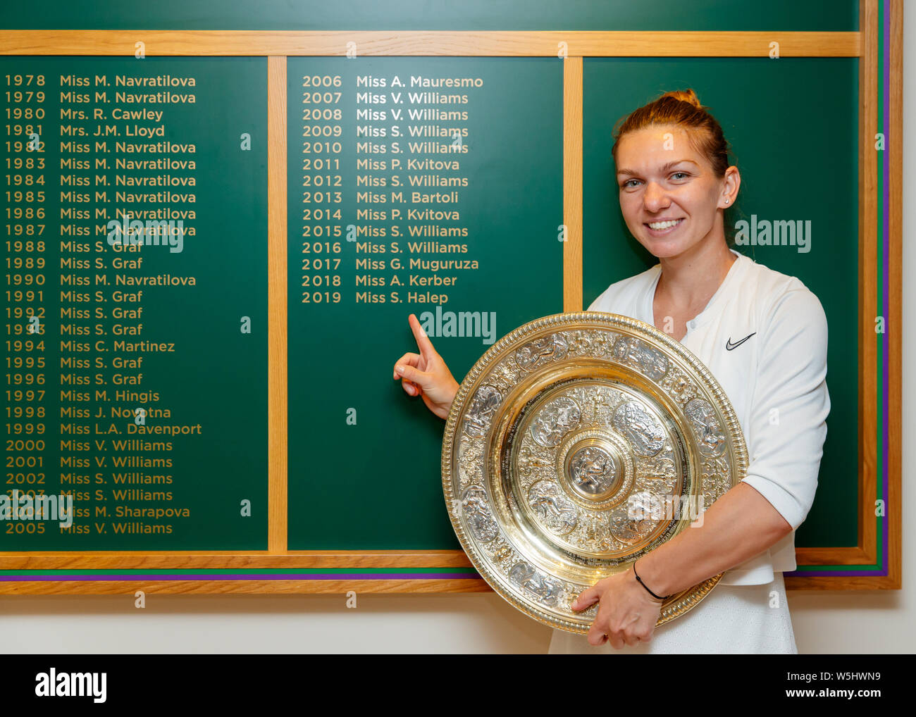 2019 Wimbledon Ladies' sceglie il campione di Simona Halep in piedi dai vincitori board ai campionati Foto Stock