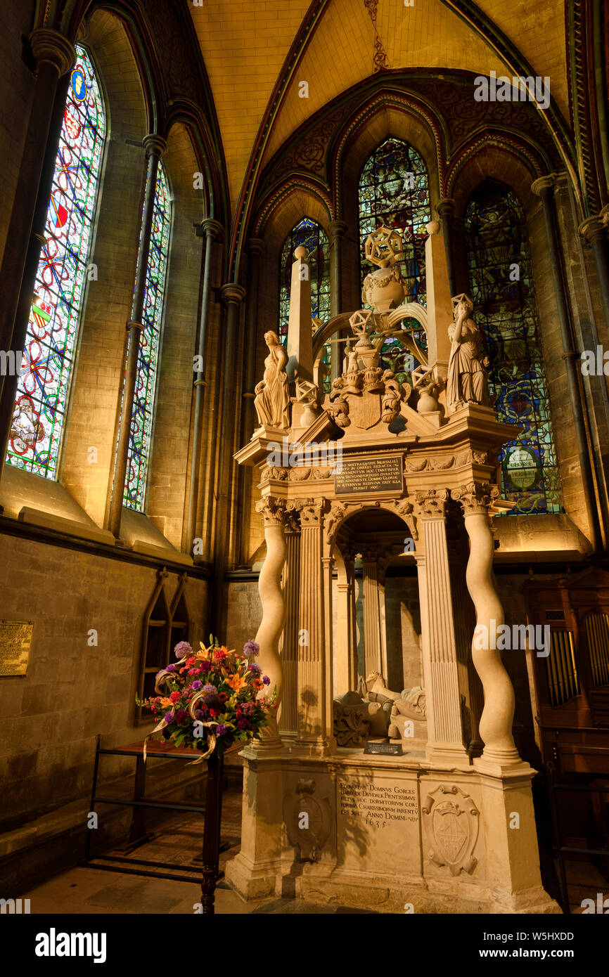 Gorges monumento Tomba di Sir Thomas Gorges e Lady Helena Gole di poliedri 1635 nella Cattedrale di Salisbury con finestre di vetro colorato Foto Stock