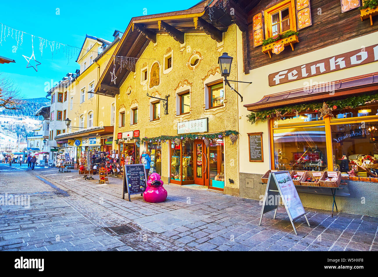 ZELL AM SEE, Austria - 28 febbraio 2019: fare un po' di shopping nella città vecchia e piena di negozi di souvenir e artigianato negozi offre diversi doni locale, cibo Foto Stock