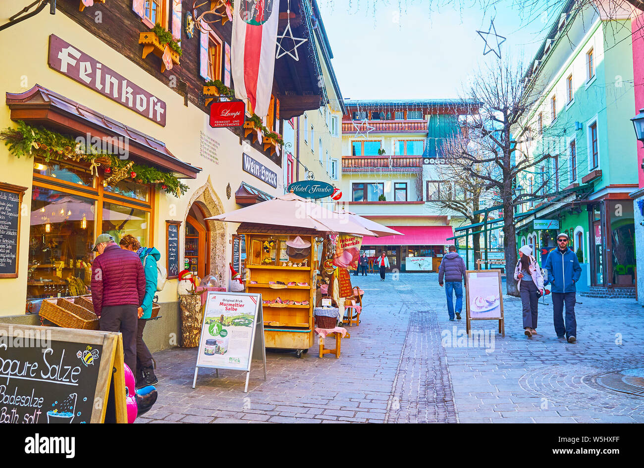 ZELL AM SEE, Austria - 28 febbraio 2019: turisti trascorre il tempo libero nella città vecchia, andando a fare shopping, visitare caffetterie locali, bar e guardare archita Foto Stock