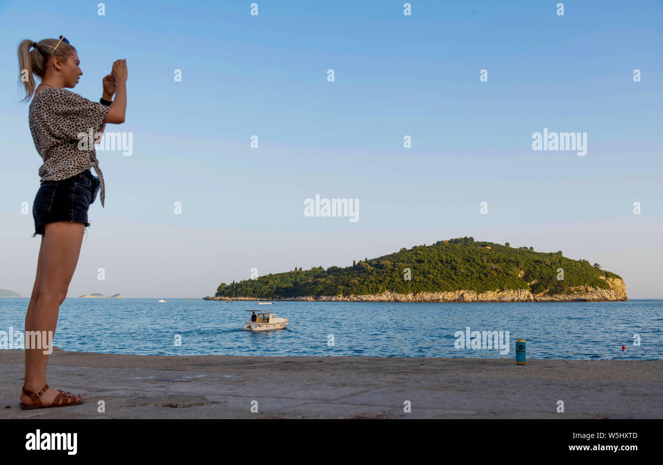 Isola di LOKRUM dal porto vecchio di Dubrovnik, Croazia Foto Stock