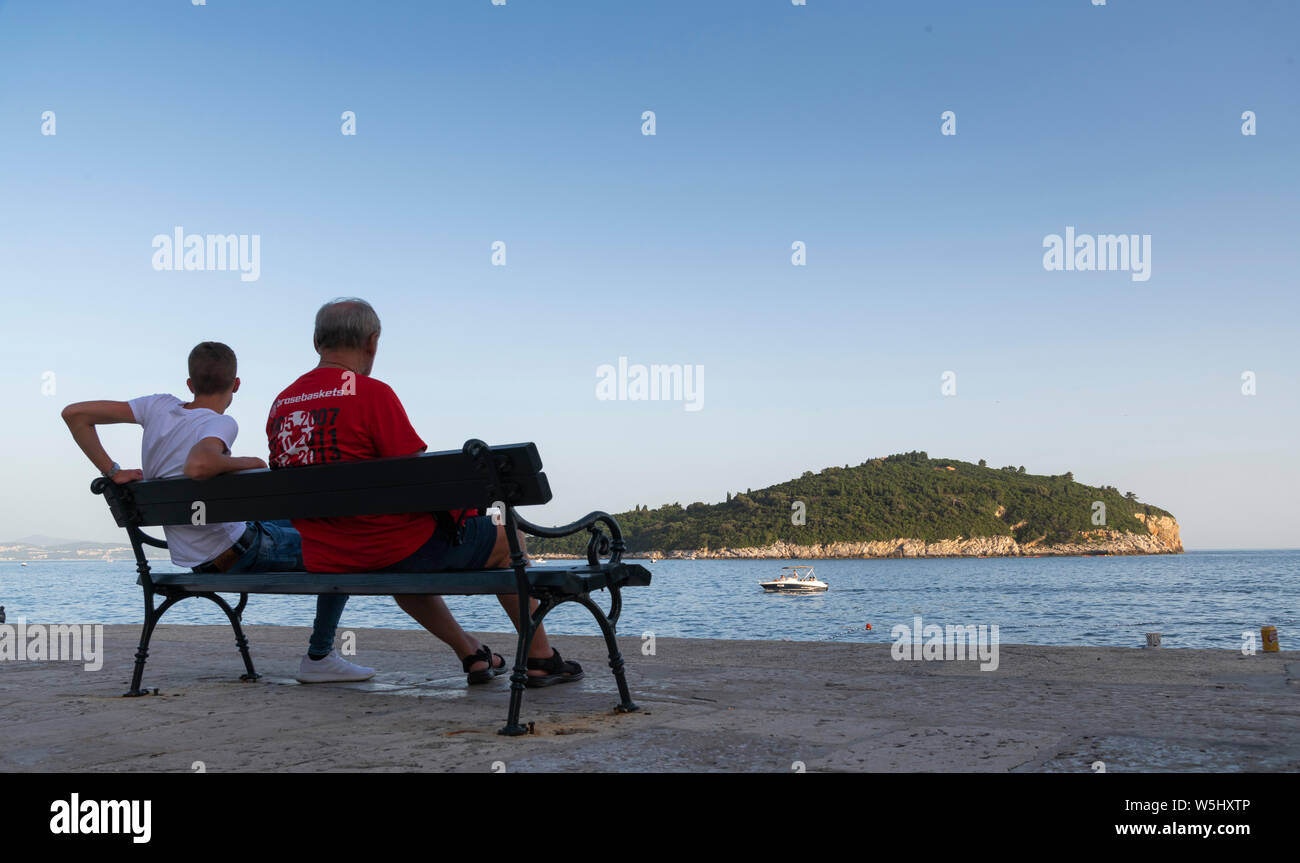 Isola di LOKRUM dal porto vecchio di Dubrovnik, Croazia Foto Stock