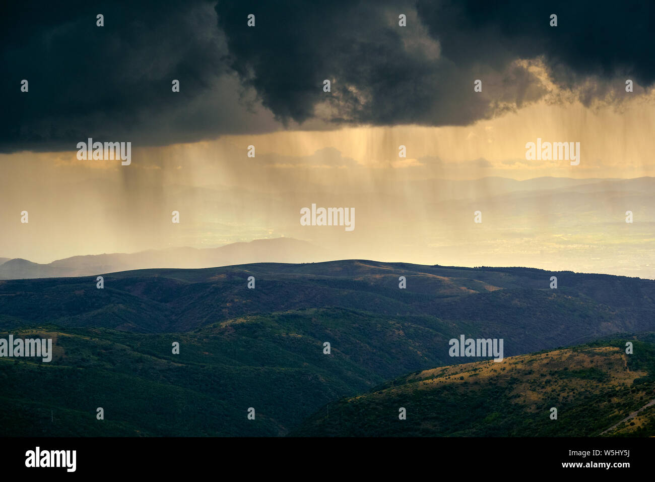 In estate la tempesta e la pioggia sulle montagne in Spagna Foto Stock