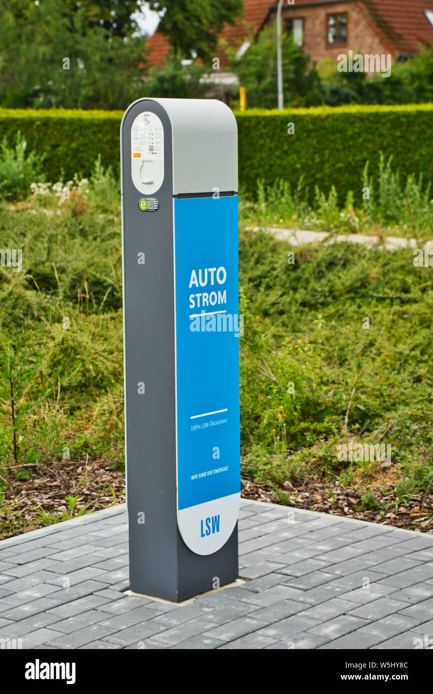 Gifhorn, Germania, Luglio 7, 2019: Blu stazione di ricarica per auto elettriche Foto Stock